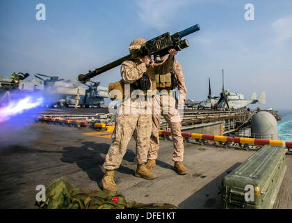 Les Marines américains fire une épaule Stinger missile anti-aérien lancé au cours de la formation de familiarisation à bord du USS Kearsarge Octobre 2, 2013 à Washington, DC. Banque D'Images