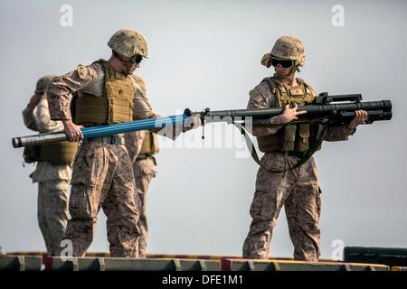 Les Marines américains se préparent à un feu à l'épaule Stinger missile anti-aérien lancé au cours de la formation de familiarisation à bord du USS Kearsarge Octobre 2, 2013 à Washington, DC. Banque D'Images