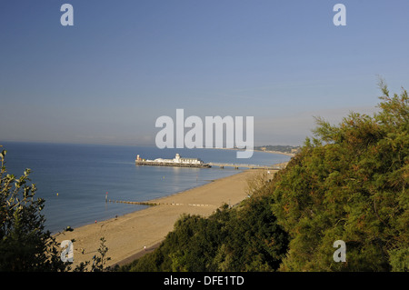 Vue vers le bas tôt le matin à partir de la plage et de la jetée à Eastcliff BOURNEMOUTH Dorset England Banque D'Images