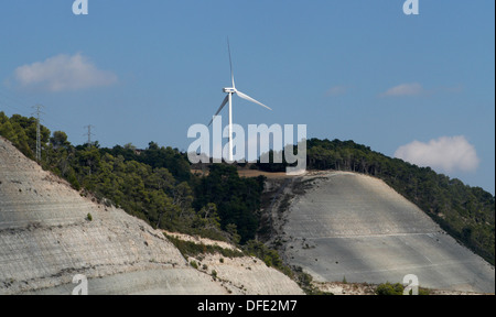 Les moulins à vent vu dans une ferme éolienne en Catalogne, Espagne. Banque D'Images