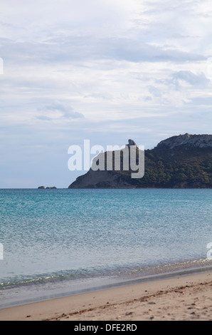 La plage de Poetto avec pointe connu sous le nom de Devil's selle à Cagliari, Sardaigne Banque D'Images