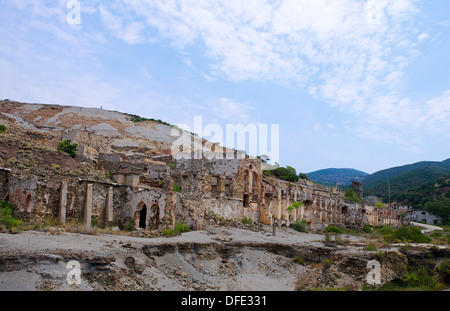 Mine abandonnée en Sardaigne, Guspini, Montevecchio. Ancienne usine ruines en Sardaigne, Italie. Vieux bâtiments de la mine en Guspini, Sardaigne Banque D'Images