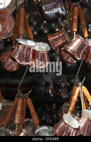 La Turquie, Istanbul, Fatih, Eminou Misir Carsisi, pots en cuivre, à vendre en dehors du marché aux épices. Banque D'Images