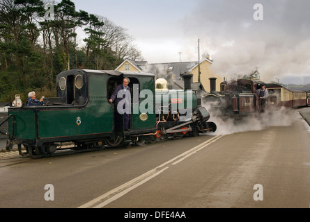 Welsh Highland Railway, un train à vapeur à voie étroite qui s'étend de Portmadog à Caernarfon, Pays de Galles, Royaume-Uni. Banque D'Images