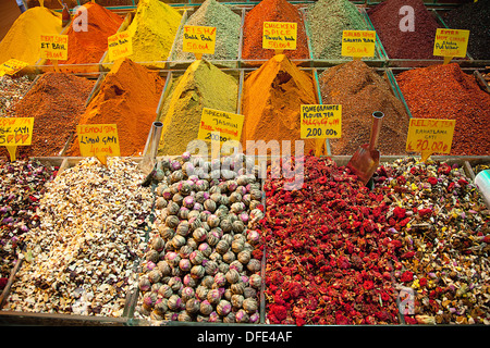 La Turquie, Istanbul, Fatih, Eminou Misir Carsisi, affichage, de différentes épices séchées et thés dans le marché aux épices. Banque D'Images