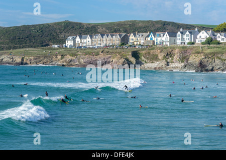 Scène de surf Polzeath, North Cornwall. Beaucoup d'action dans le surf. Banque D'Images
