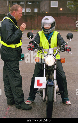 Une jeune femme de sa formation test cbt moto Banque D'Images