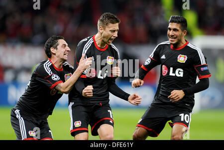 Leverkusen, Allemagne. 2Nd Oct, 2013. Ligue des Champions phase de groupes la saison 2013-2014, 2e journée 2.10.2013, dans la Bayarena, Leverkusen, Allemagne, Bayer 04 Leverkusen - Real Sociedad San Sebastian 2:1 --- Roberto Hilbert , Gauche , et Emre peut (à droite) célébrer avec buteur Jens Hegeler (Leverkusen) Credit : kolvenbach/Alamy Live News Banque D'Images