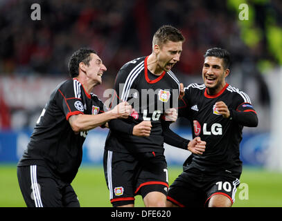 Leverkusen, Allemagne. 2Nd Oct, 2013. Ligue des Champions phase de groupes la saison 2013-2014, 2e journée 2.10.2013, dans la Bayarena, Leverkusen, Allemagne, Bayer 04 Leverkusen - Real Sociedad San Sebastian 2:1 --- Roberto Hilbert , Gauche , et Emre peut (à droite) célébrer avec buteur Jens Hegeler (Leverkusen) Credit : kolvenbach/Alamy Live News Banque D'Images