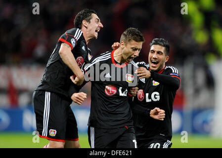 Leverkusen, Allemagne. 2Nd Oct, 2013. Ligue des Champions phase de groupes la saison 2013-2014, 2e journée 2.10.2013, dans la Bayarena, Leverkusen, Allemagne, Bayer 04 Leverkusen - Real Sociedad San Sebastian 2:1 --- Roberto Hilbert , Gauche , et Emre peut (à droite) célébrer avec buteur Jens Hegeler (Leverkusen) Credit : kolvenbach/Alamy Live News Banque D'Images