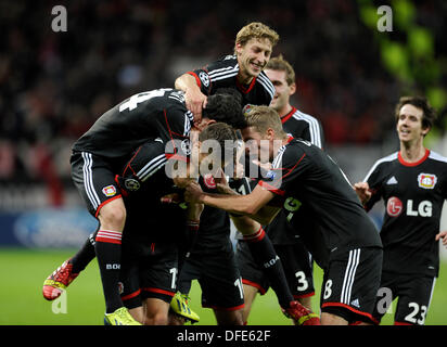 Leverkusen, Allemagne. 2Nd Oct, 2013. Ligue des Champions phase de groupes la saison 2013-2014, 2e journée 2.10.2013, dans la Bayarena, Leverkusen, Allemagne, Bayer 04 Leverkusen - Real Sociedad San Sebastian 2:1 --- à partir de la gauche : Roberto Hilbert , Emre pouvez ,§Kie Stefan Kiessling (ling) et Lars Bender célébrer avec buteur Jens Hegeler (ci-dessous, à gauche, tous les Leverkusen) Credit : kolvenbach/Alamy Live News Banque D'Images