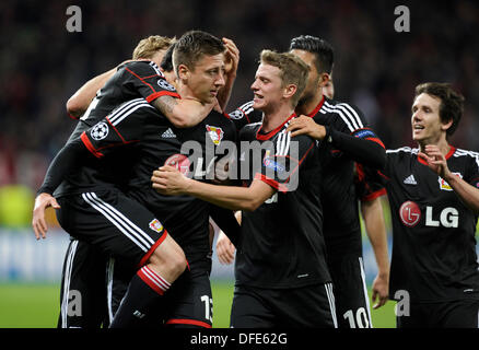 Leverkusen, Allemagne. 2Nd Oct, 2013. Ligue des Champions phase de groupes la saison 2013-2014, 2e journée 2.10.2013, dans la Bayarena, Leverkusen, Allemagne, Bayer 04 Leverkusen - Real Sociedad San Sebastian 2:1 --- à partir de la gauche : Roberto Hilbert , Emre pouvez ,§Kie Stefan Kiessling (ling) et Lars Bender célébrer avec buteur Jens Hegeler (ci-dessous, à gauche, tous les Leverkusen) Credit : kolvenbach/Alamy Live News Banque D'Images