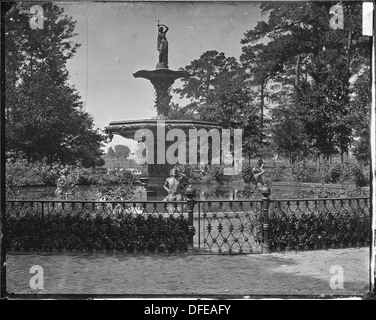 Cette photographie montre une fontaine à Savannah, en Géorgie, prise en 1864. Il souligne l'importance historique des espaces publics dans les villes du Sud pendant la guerre de Sécession. Banque D'Images