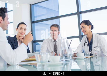 Les médecins talking in meeting Banque D'Images