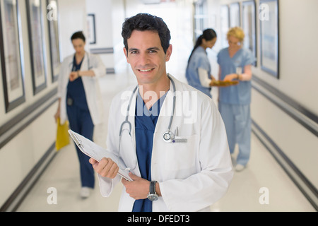 Portrait of smiling doctor in hospital corridor Banque D'Images