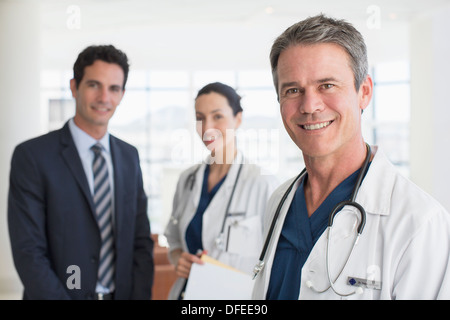 Portrait of smiling doctors et homme d'affaires Banque D'Images