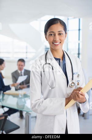 Portrait of smiling doctor in meeting Banque D'Images