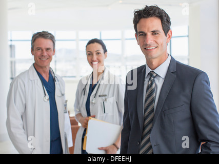 Portrait of businessman et médecins Banque D'Images