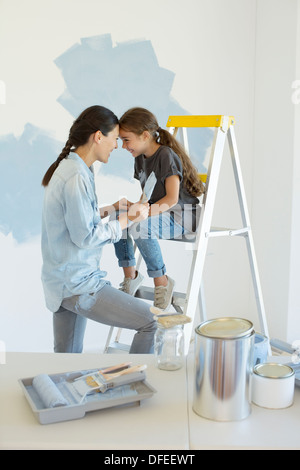 Mère et fille painting wall blue Banque D'Images