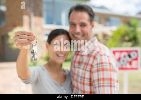 Portrait of smiling couple holding house keys Banque D'Images