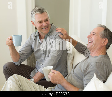 Les hommes âgés bénéficiant d'tasse de café Banque D'Images