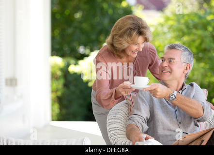 Homme ages tasse de café sur le patio Banque D'Images