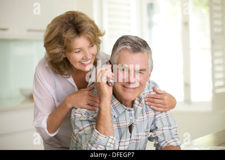 Senior couple talking on telephone Banque D'Images