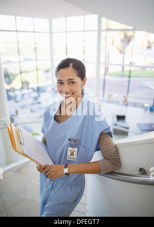 Portrait of smiling nurse sur l'escalier de l'hôpital Banque D'Images