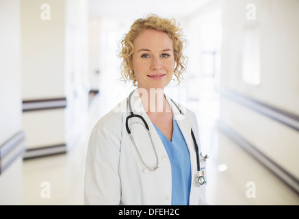 Portrait of smiling doctor in hospital corridor Banque D'Images