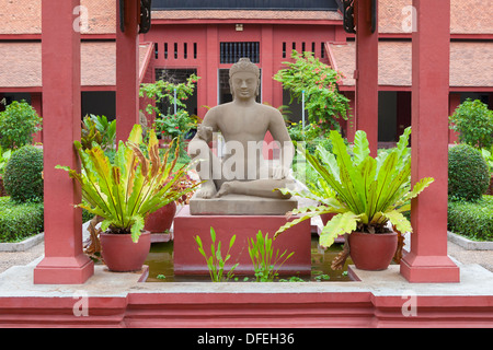 Statue de Yama, le Roi lépreux, dans la cour intérieure du musée national, Phnom Penh, Cambodge Banque D'Images