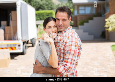 Portrait of smiling couple in front of new house Banque D'Images