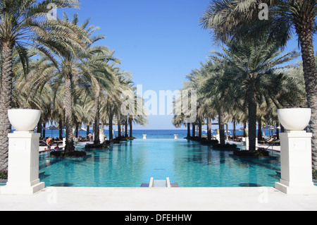 Piscine principale à l'hôtel Al Bustan Palace, Oman Banque D'Images