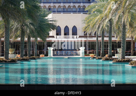 Piscine principale à l'hôtel Al Bustan Palace, Oman Banque D'Images