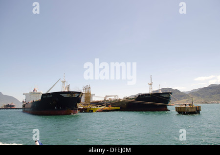 Les navires pétroliers à l'offshore pétrolier décharge TEBAR Petrobras terminal de Sao Sebastiao, à Sao Paulo, Brésil Banque D'Images