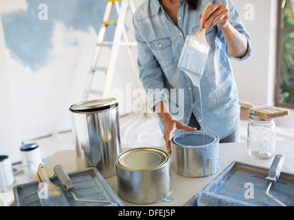 Woman holding paintbrush avec peinture bleu Banque D'Images