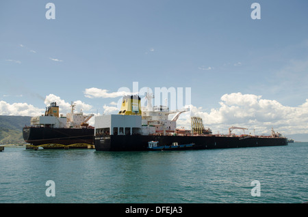 Les navires pétroliers à l'offshore pétrolier décharge TEBAR Petrobras terminal de Sao Sebastiao, à Sao Paulo, Brésil Banque D'Images