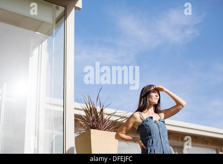 Blindage extérieur femme yeux maison moderne Banque D'Images