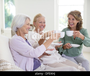 Les femmes âgées toasting tasses à café Banque D'Images