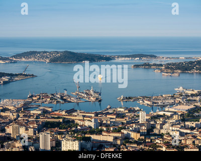 Ferry en provenance de Corse dans le port de Toulon, juste en face du porte-avions Charles de Gaulle Banque D'Images