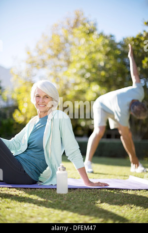 Senior couple exercising in park Banque D'Images