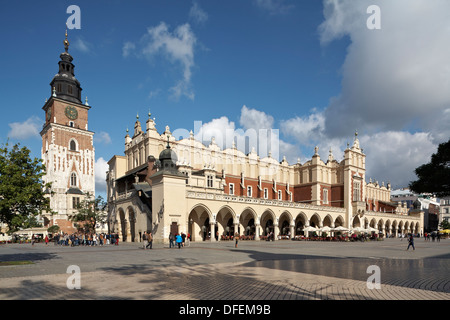 Europe de l'est Pologne Cracovie Cracovie région de Malopolska Rynek Glowny main Square Town Hall et Sukiennice Cloth Hall Banque D'Images