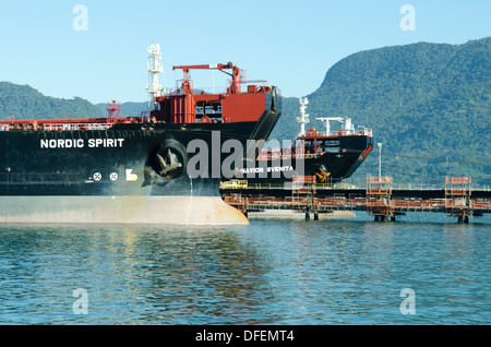 Les navires pétroliers à l'offshore pétrolier décharge TEBAR Petrobras terminal de Sao Sebastiao, à Sao Paulo, Brésil Banque D'Images