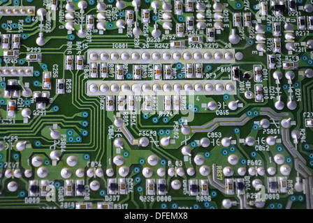 La carte électronique de l'ordinateur avec des frites, les microprocesseurs, transistors, d'explorateurs et d'autres pièces électroniques. Banque D'Images