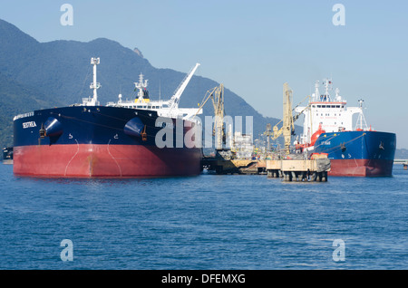 Les navires pétroliers à l'offshore pétrolier décharge TEBAR Petrobras terminal de Sao Sebastiao, à Sao Paulo, Brésil Banque D'Images