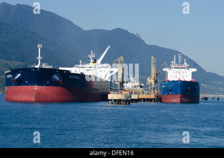 Les navires pétroliers à l'offshore pétrolier décharge TEBAR Petrobras terminal de Sao Sebastiao, à Sao Paulo, Brésil Banque D'Images