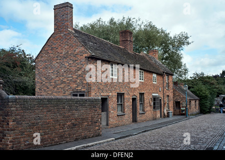 Black Country Museum Dudley. Rue pavée et maisons mitoyennes construites en briques datant du début des années 1900 Angleterre Royaume-Uni Banque D'Images