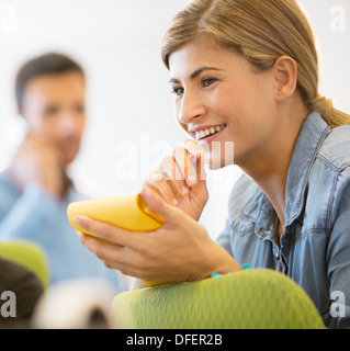 Businesswoman taking notes in office Banque D'Images