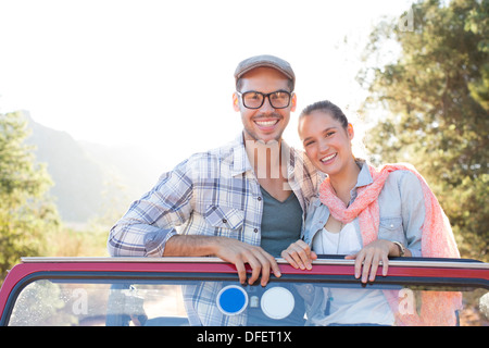 Portrait of smiling couple dans un véhicule utilitaire sport Banque D'Images