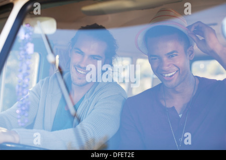 Men smiling in camper van Banque D'Images