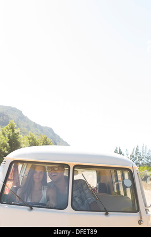 Couple driving le camping-car on rural road Banque D'Images